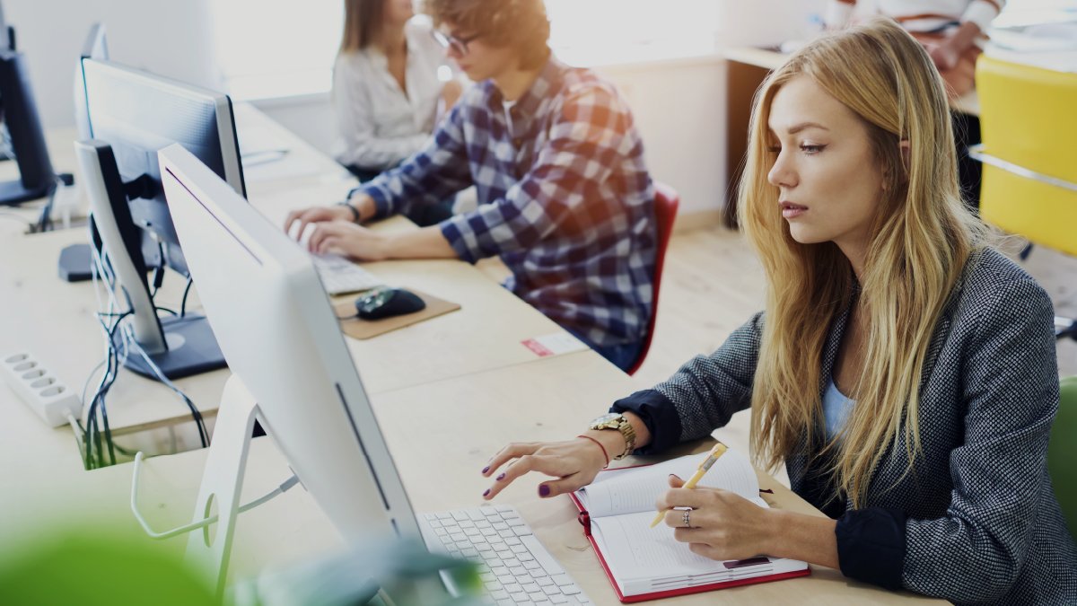 woman-in-call-centre-working-on-computer