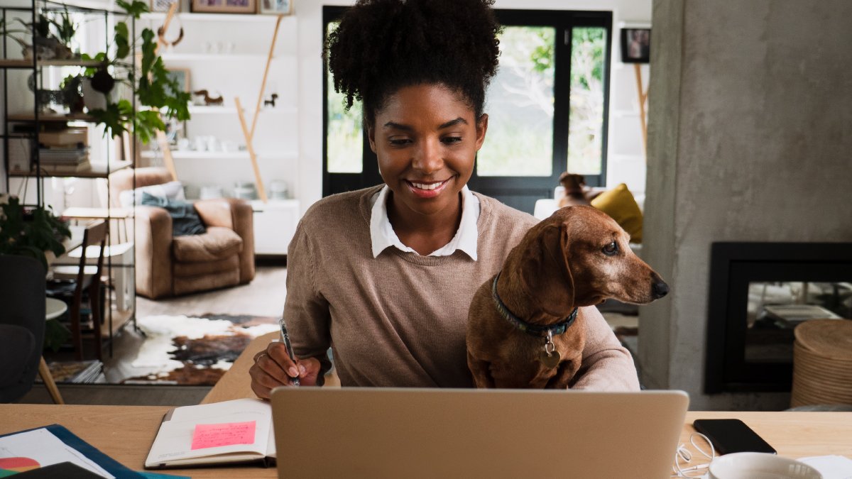 top-cities-to-find-jobs-in-canada-as-a-software-engineer-woman-working-on-laptop